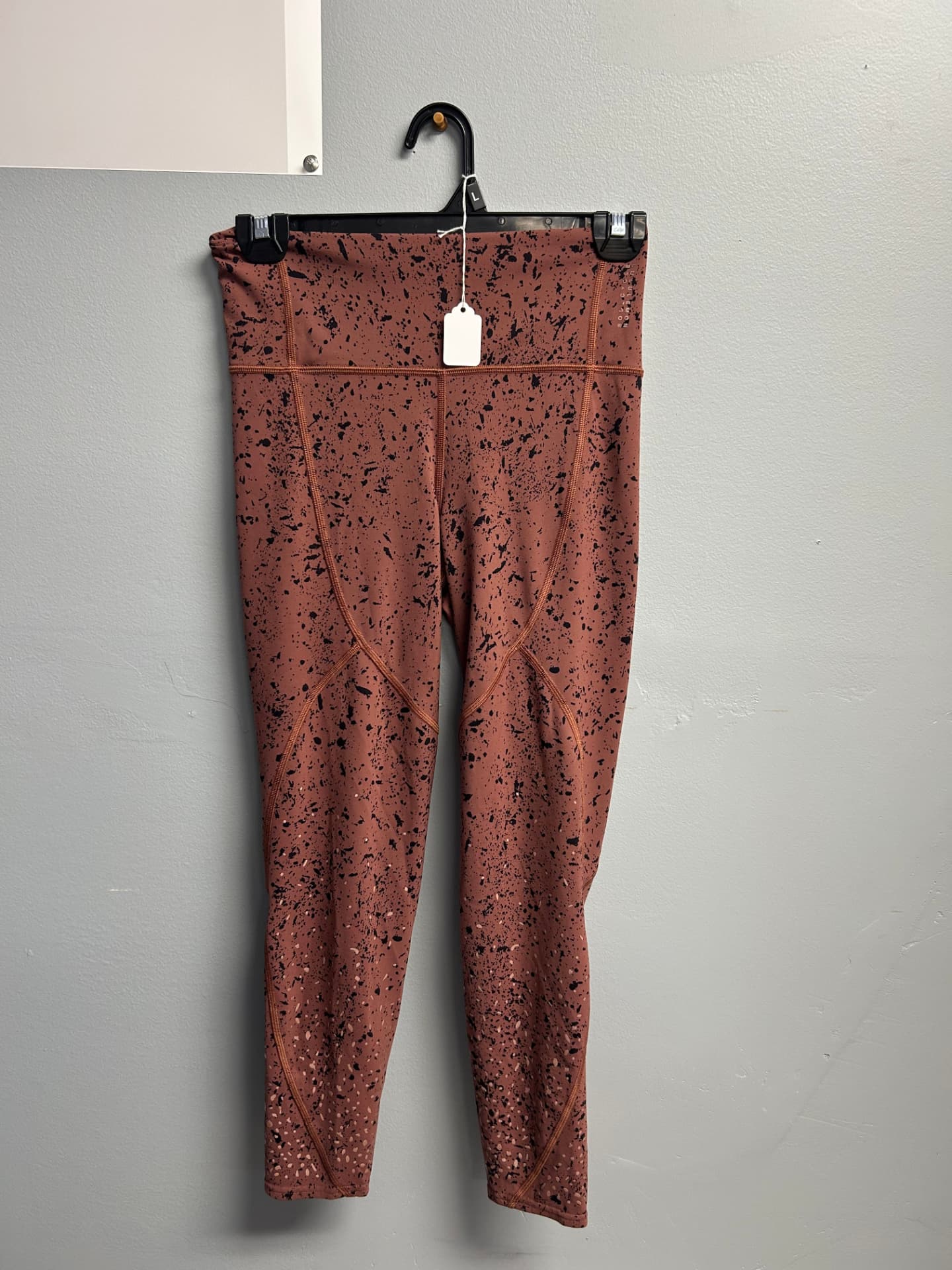 Terracotta leggings with a black splatter pattern